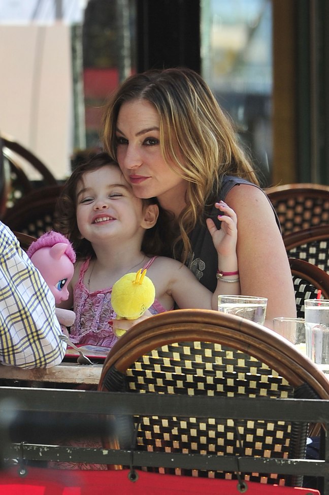 Drea de Matteo, Alabama Gypsyrose Jennings, gray tshirt, lunch, pink top, bracelets